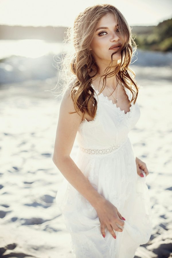 Robe blanche bohème : l'élégance décontractée pour l'été